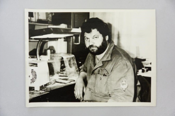 Фотография. Камнерез у рабочего стола Александр Доронин 1988-1989 гг.